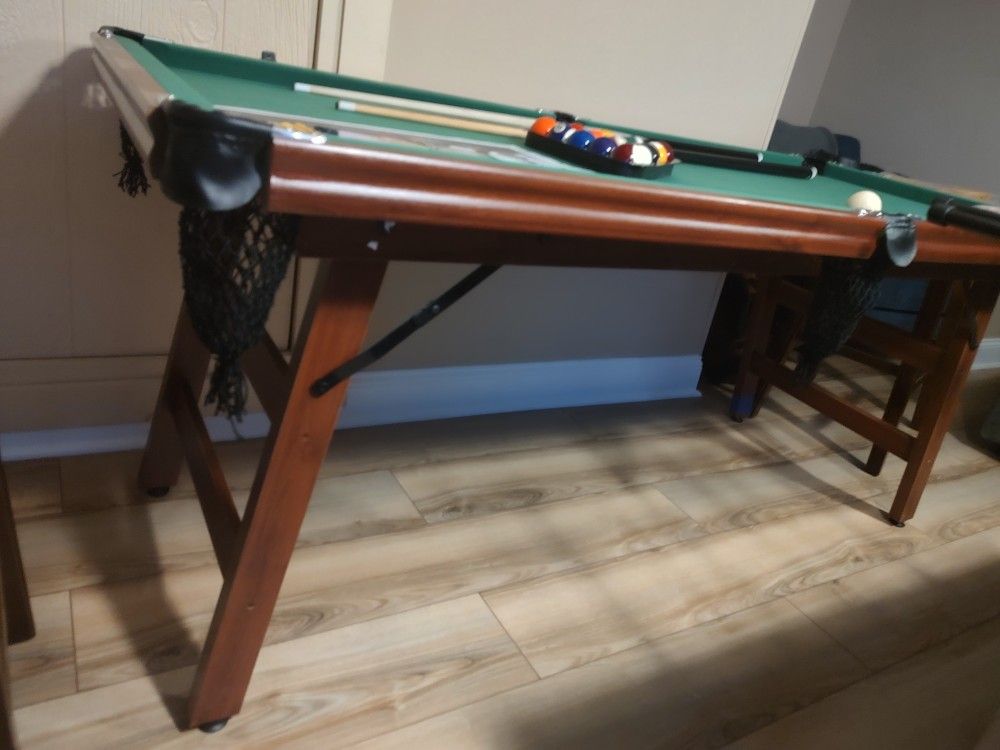 Pool table 