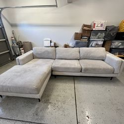 FREE Delivery Locally 🛻 Living Spaces Oatmeal Sectional Couch
