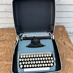 Smith.  Corona SCM Sterling Manual Typewriter with  Case