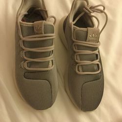 ADIDAS , WOMAN SHOES, SIZE 6, BRAND NEW. 50$