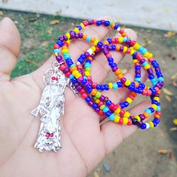 Collar con dije de la Santa Muerte