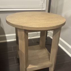 🔥 FOR SALE – Pair of Pottery Barn-Inspired Solid Wood End Tables (Set of 