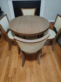 Dining table set with extension to oval