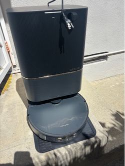 Excellent condition ultra X40 Dreame vacuum cleaner and mop