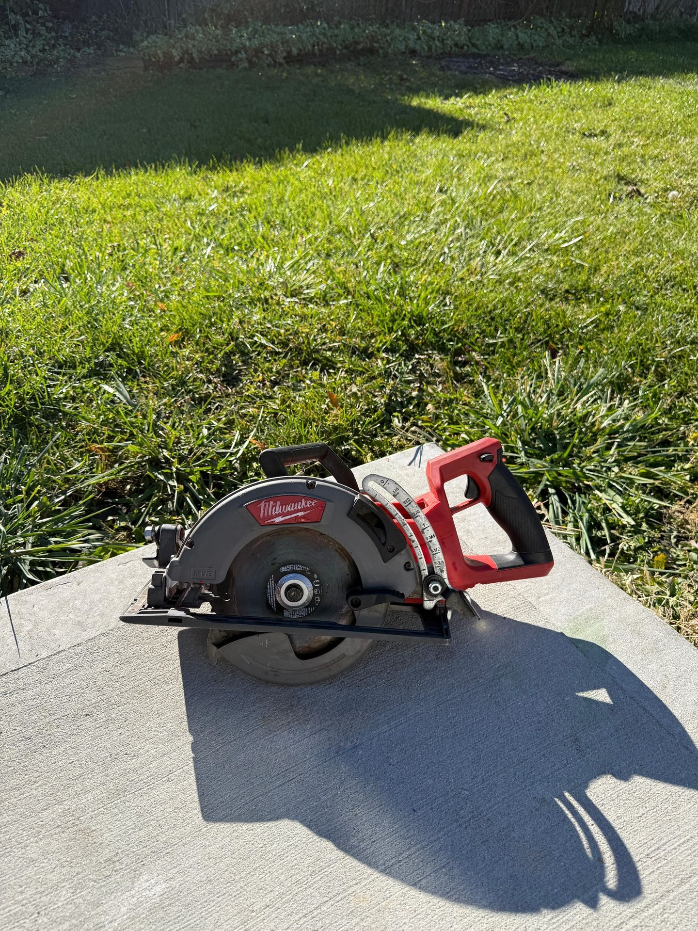 M18 FUEL 18V Lithium-Ion Cordless 7-1/4 in. Rear Handle Circular Saw (Tool-Only)