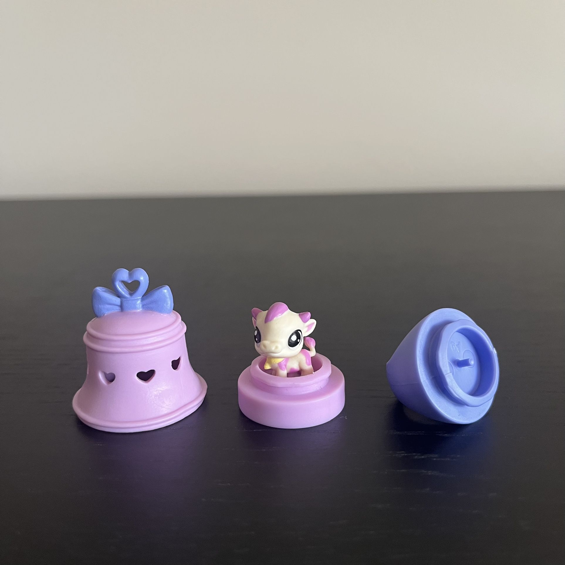 Hasbro Littlest Pet Shop Cow Blind Bag Pet Habitat Ring