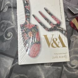 V&A wild wolf  gardening tool set