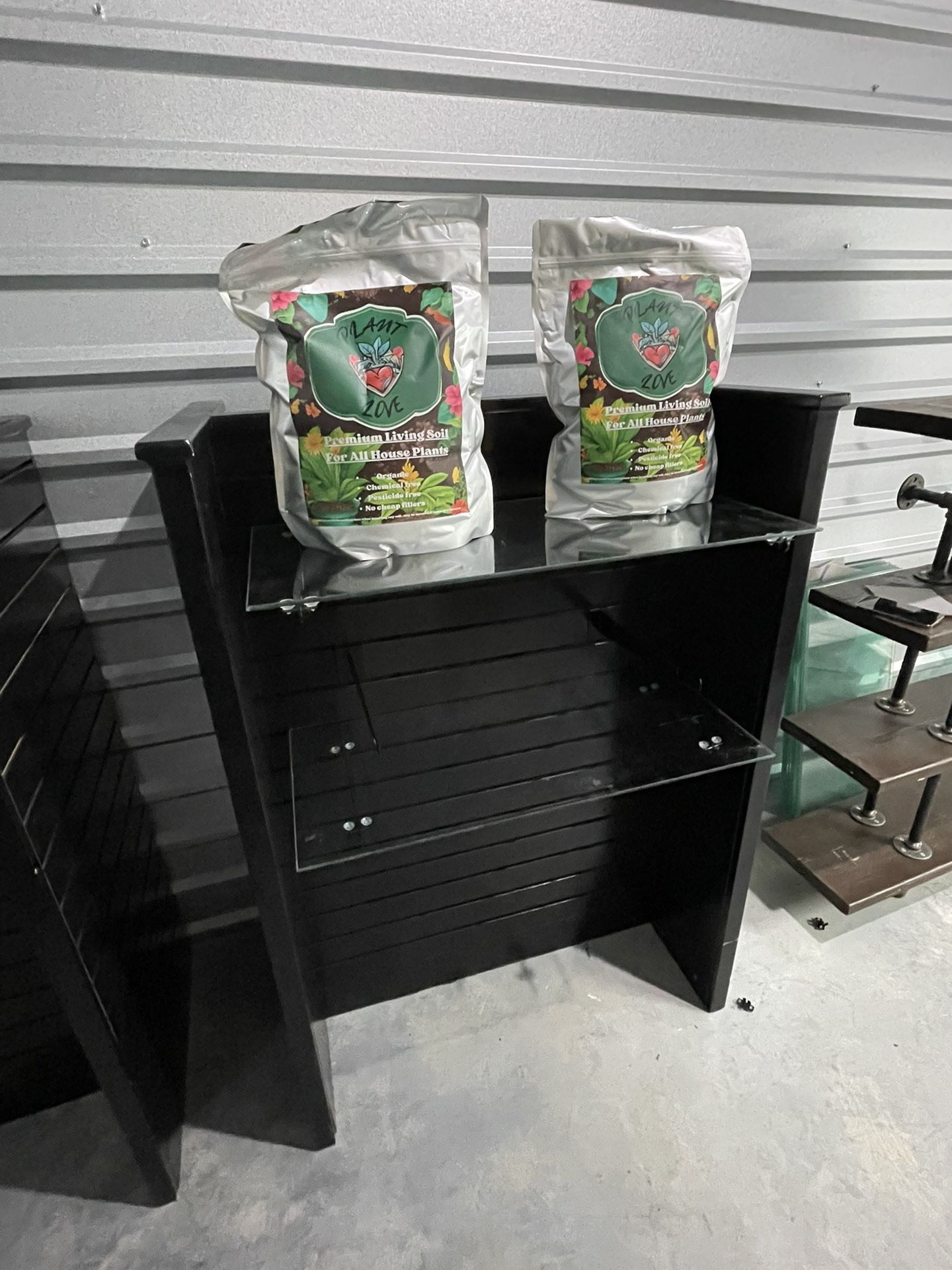 H-Unit Slatwall Gondola Display With Glass Shelves