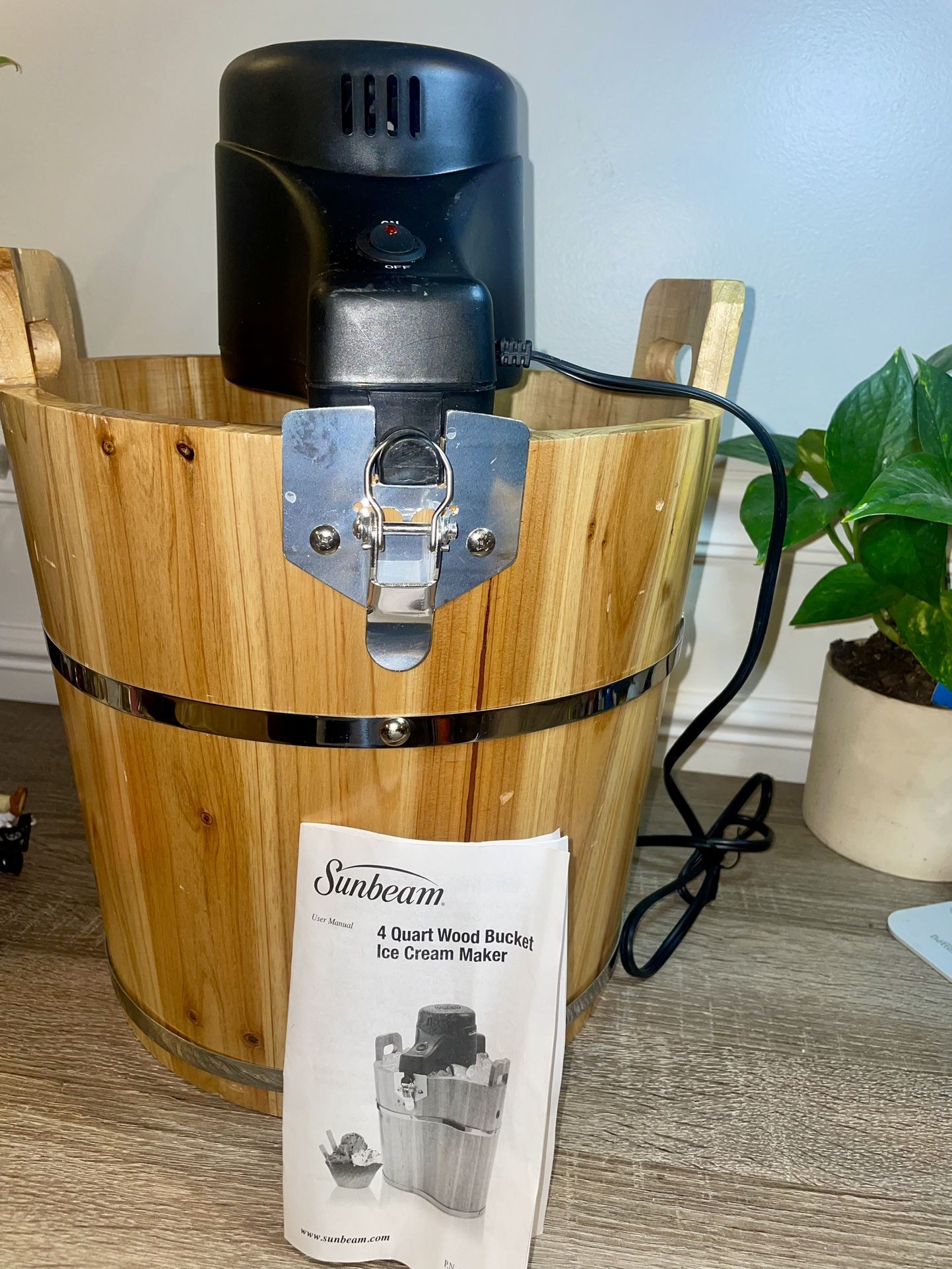 Sunbeam Ice Cream Maker 4-Quart (Retro Style) Wooden Bucket FRSBWDBK