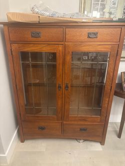 Bassett Mission Style Oak Cabinet in great condition brown black hardware