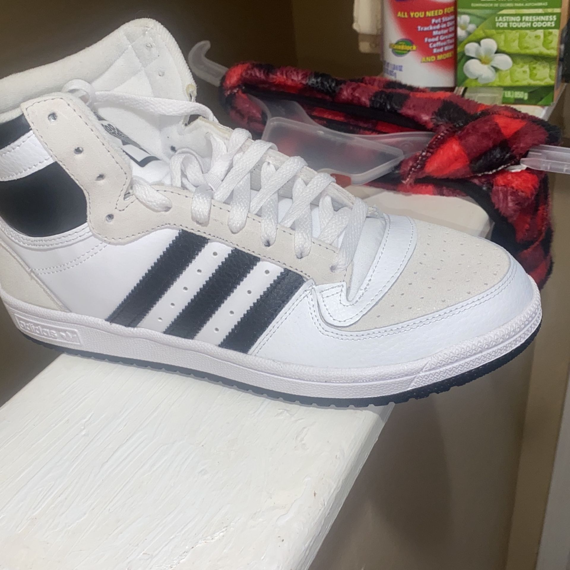 Adidas Size 9/5