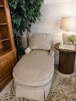 Upholstered Chaise Lounge with Skirt