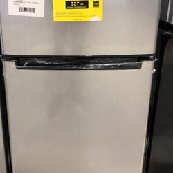 MAGIC CHEF HMDR450SE 4.5 cu. ft. 2 Door Mini Fridge 9O