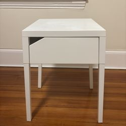 Bed table
