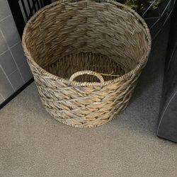 WICKER BASKET 