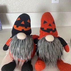 2 HALLOWEEN GNOMES HUGGING