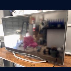 RCA 40 Inch TV **READ**