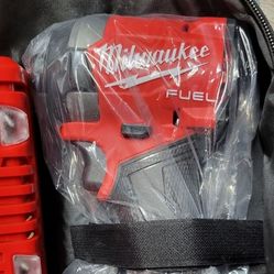 Milwaukee Fuel 18v 1/4 Impact Driver W/ Battery + Charger