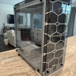 Selling my Corsair Crystal Series 570X RGB ATX Mid-Tower Case – White Edition.
