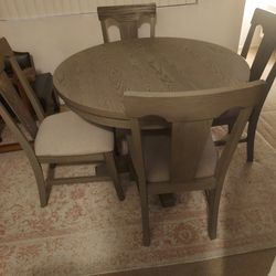 Compact Round Table