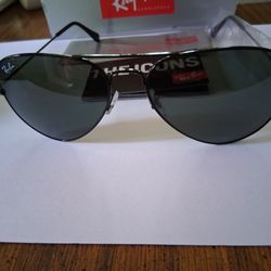 RAY BAN AVIATORS WITH BLACK FRAME AND GREEN LENSES. NEW IN BOX. 