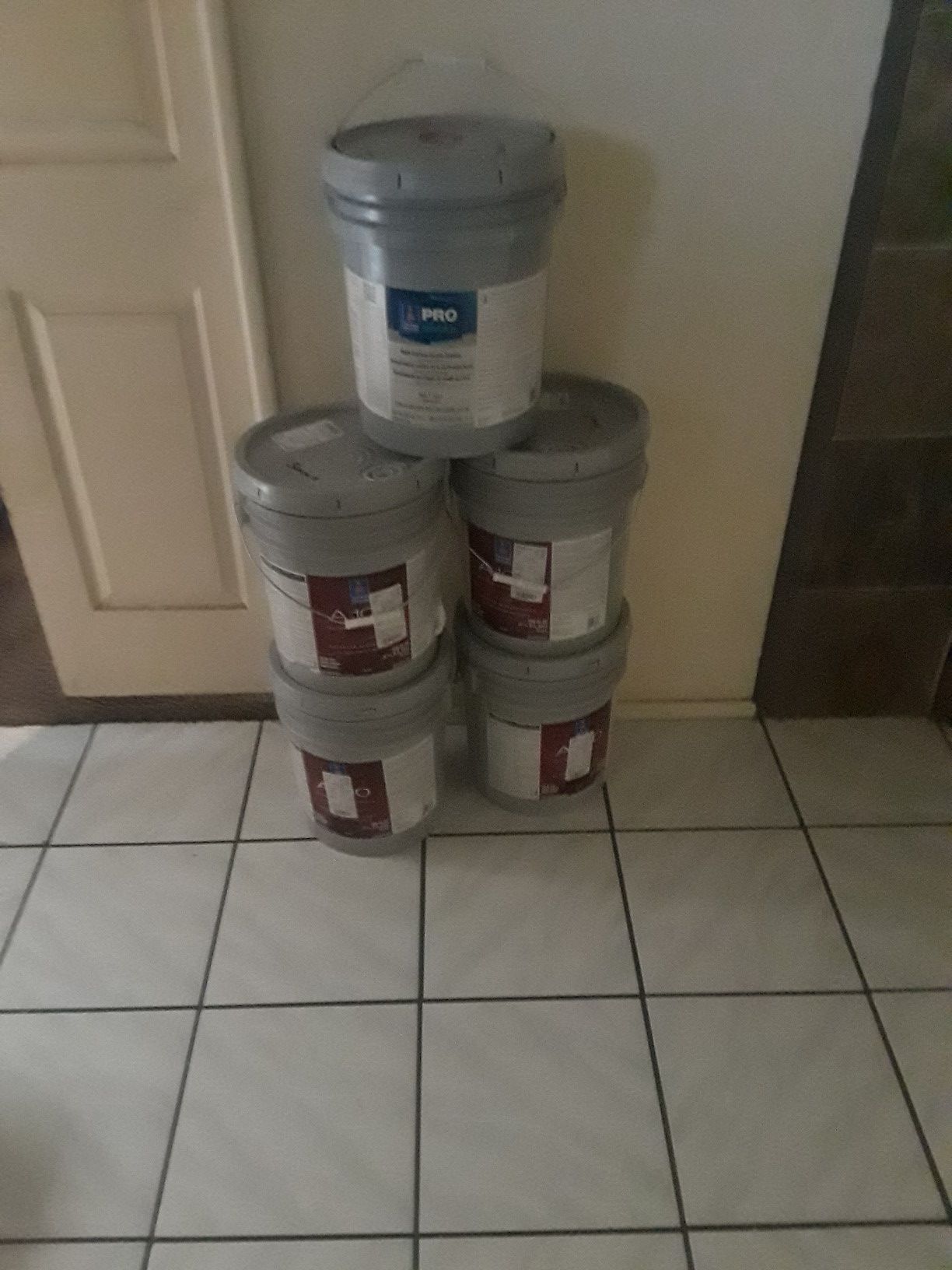 Tengo 5 cuentas de pintura del sherwin williams son 4 flat exterior 3 son de color foggy day y una cadet es azul cielo y la otra es acrilica roja