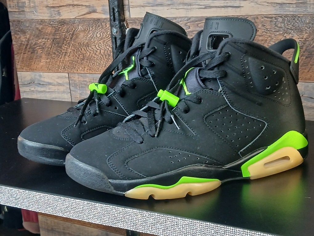 "SIZE 10.5 JORDAN 6 RETRO'S "