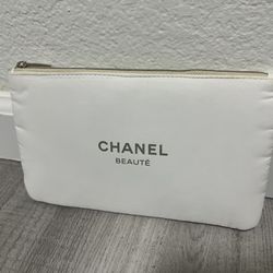 Brandnew Beautiful White Make Up Bag 