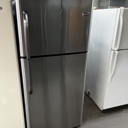 Frigidaire Top Freezer Refrigerator Apartment Size With Ice Maker 