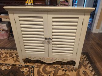 Two nice cabinets and big morrow road with same pattern