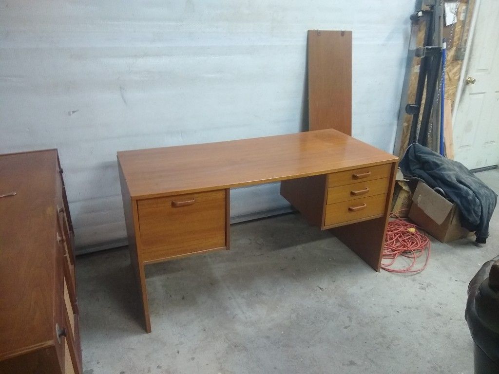 Free desk. Needs some love