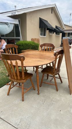 Free table with 2 leaves 4 chairs