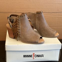 MINNETONKA Brown high heels