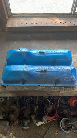 Set of  valve covers designed for Ford small-block V8 engines