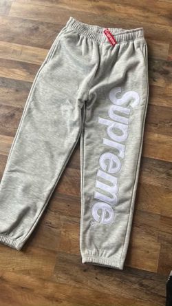 Supreme sweats S with tags