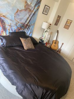 Sultan sandane on sale round bed