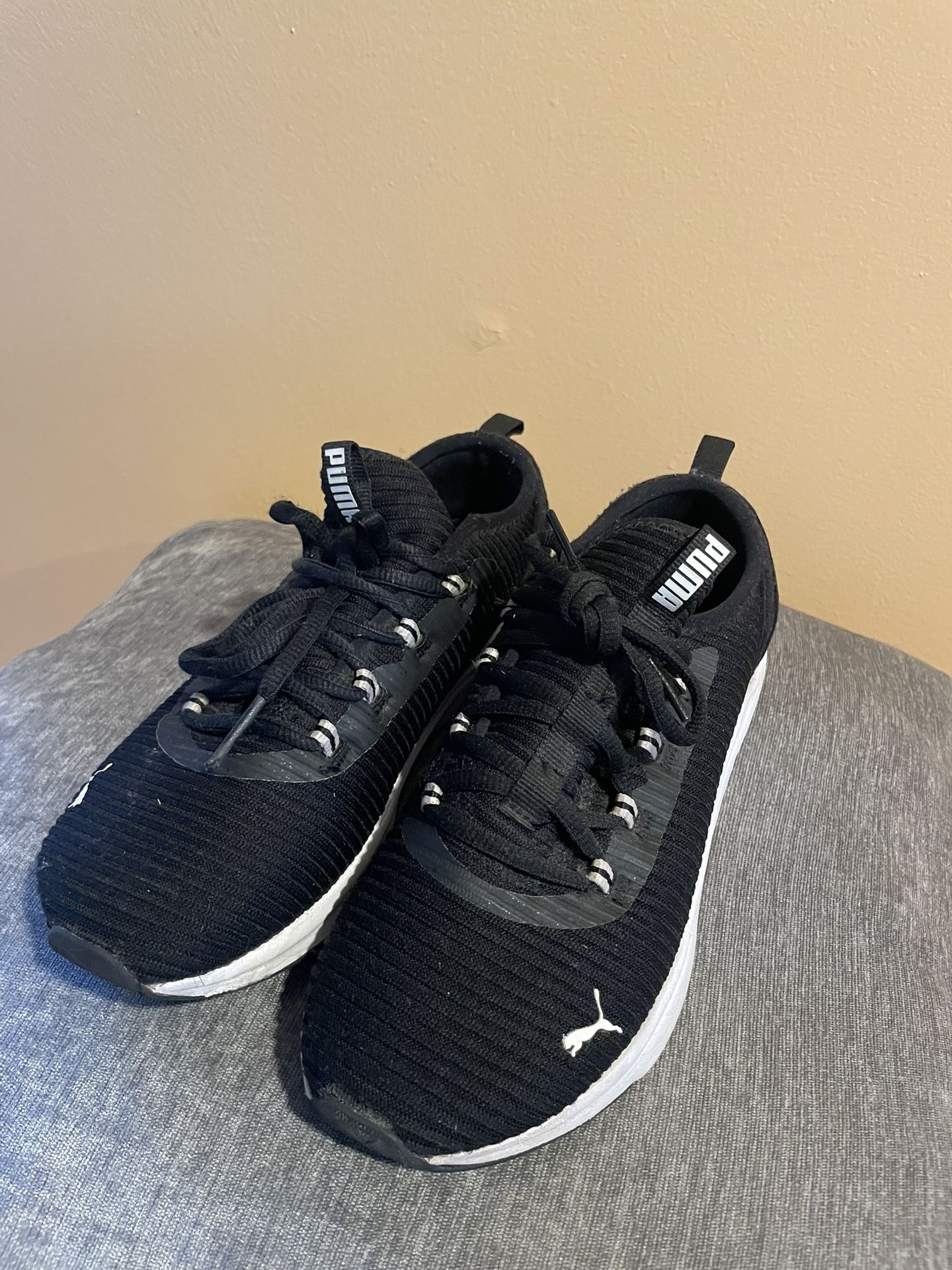 Woman Running Shoes Size 7, 7/5
