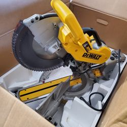 DEWALT 15 Amp Corded 12 in. Double Bevel Sliding Compound Miter Saw with XPS technology, Blade Wrench and Material Clamp