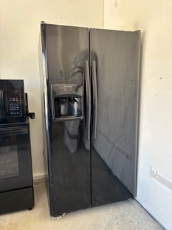 Frigidaire Fridge: Model LFSS2612TE0