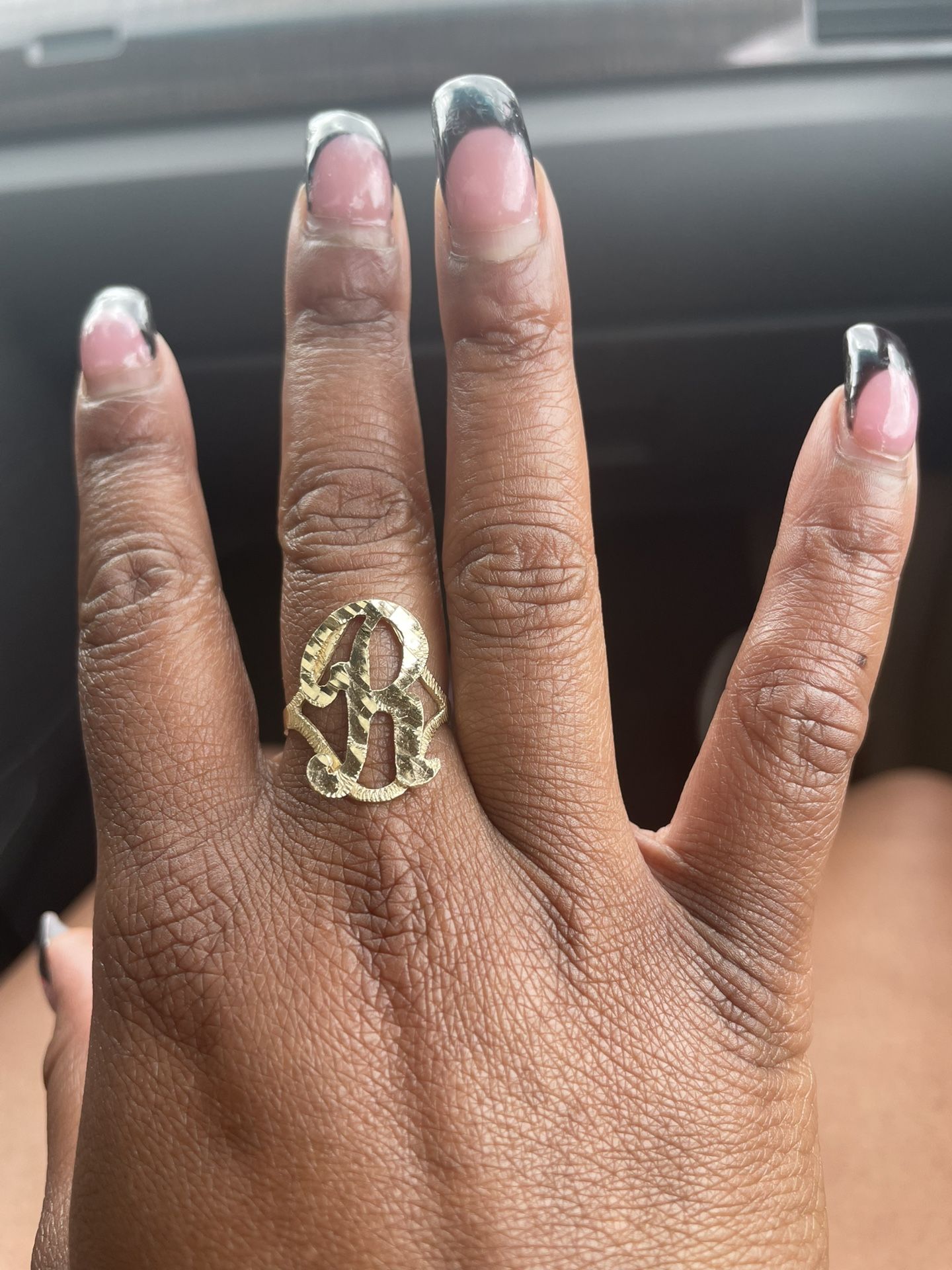 Gold letter ring ( R )