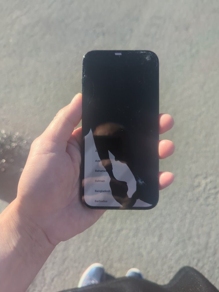 IPhone 14 Pro Max (Shattered Screen Only) Space Black, Unk Gigs, If Locked Or If Carrier Selling As Was Bought As Is