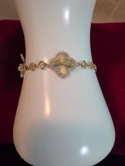 Beautiful 14k gold flower bracelet