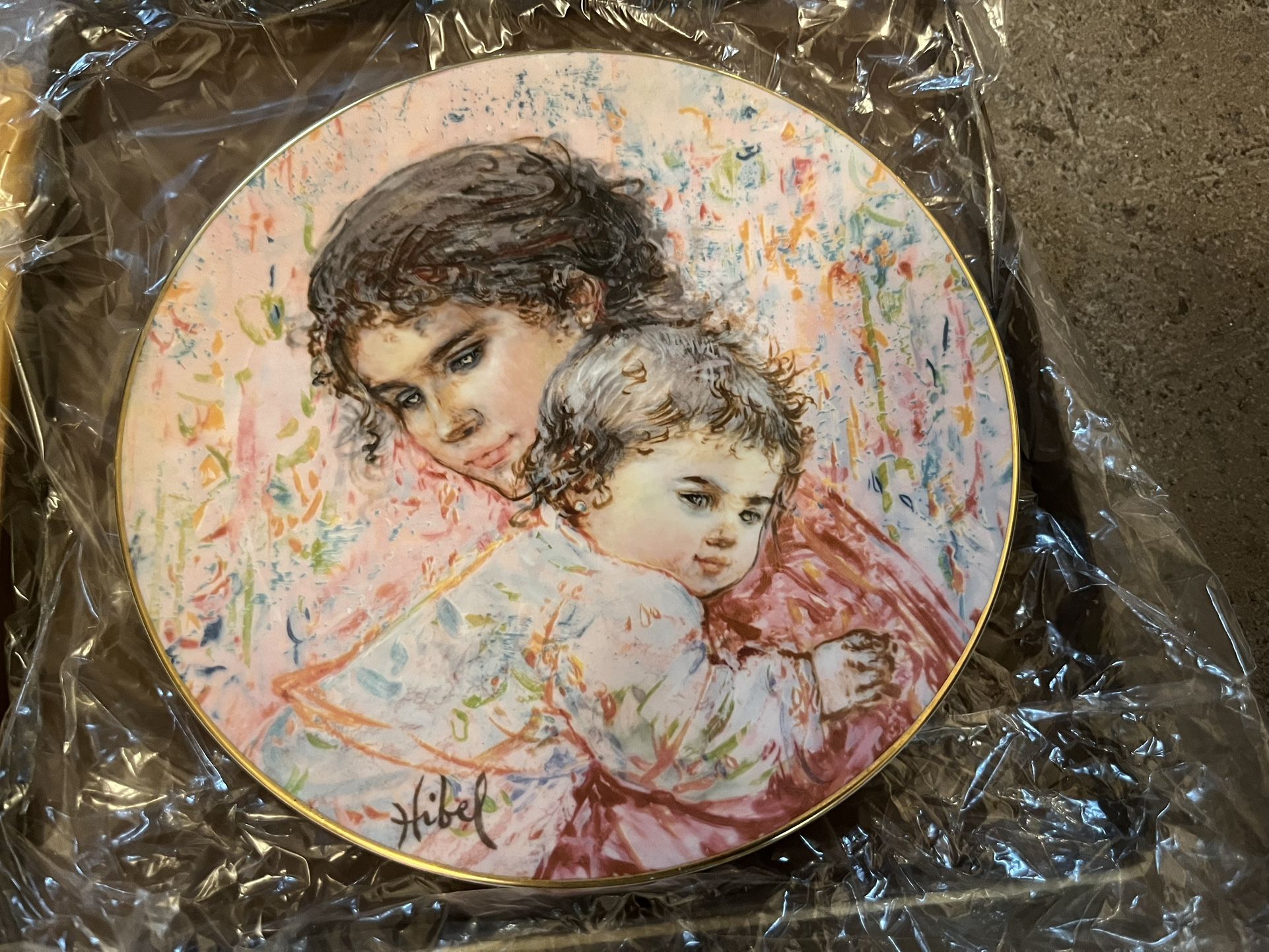 Hibel Marilyn & Child Limited Edition Plate, Collector’s International by Royal Doulton