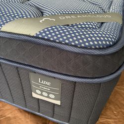 Dreamcloud Queen Mattress