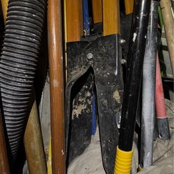 1 auger 2 post  a 6”&8” drill bit for the auger