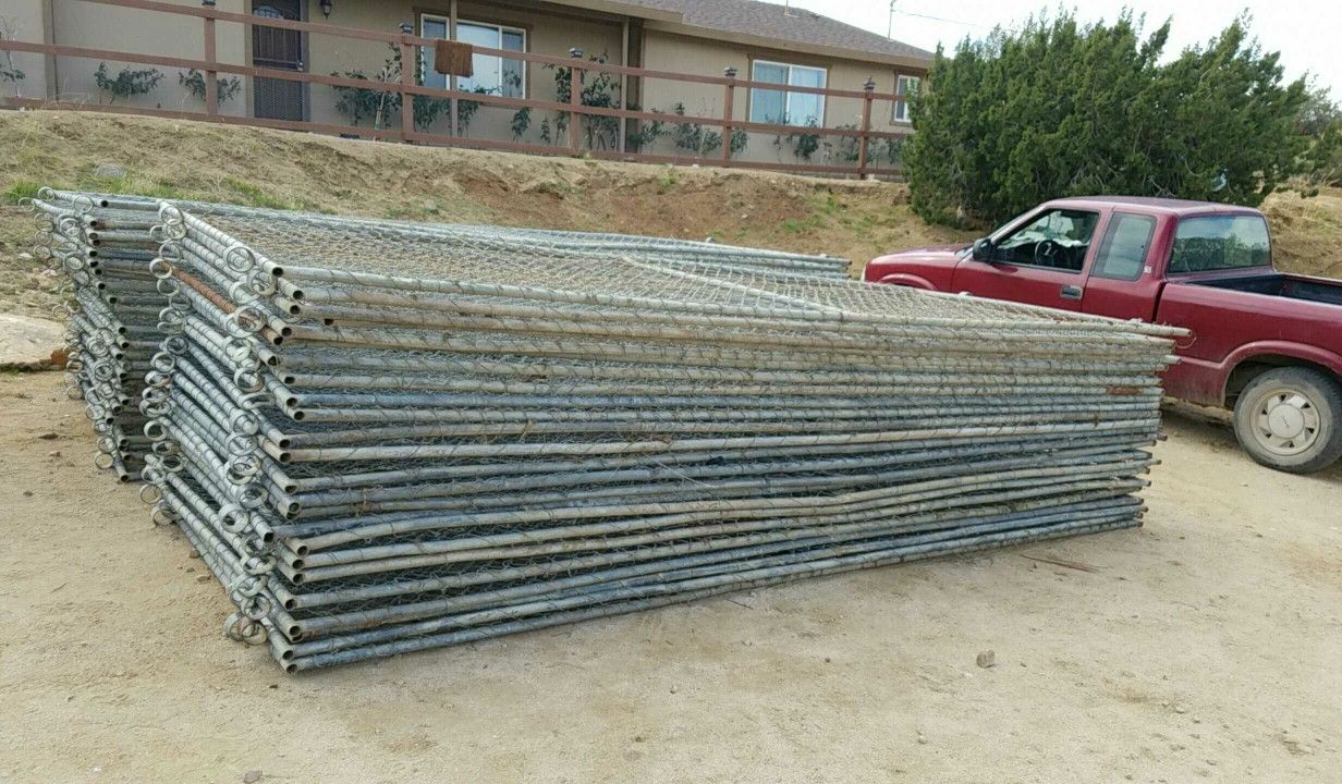USED Chain link panel fence 6'ft x14 ft for Sale in Apple Valley, CA