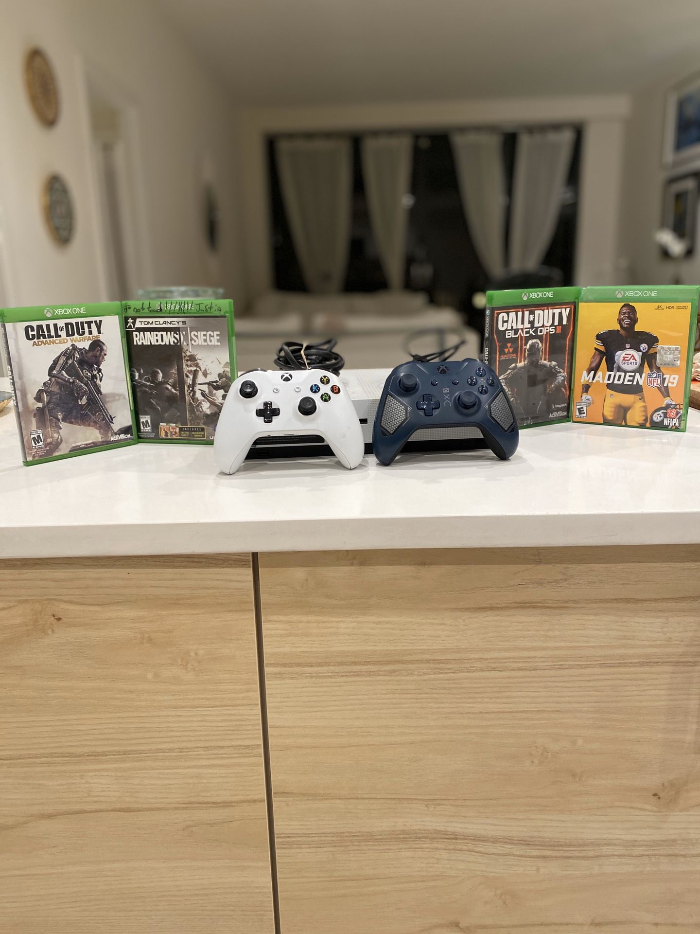 Xbox One S 1TB with 2 Controller and 4 Games