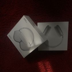 White And Silver AirPods Maxes 