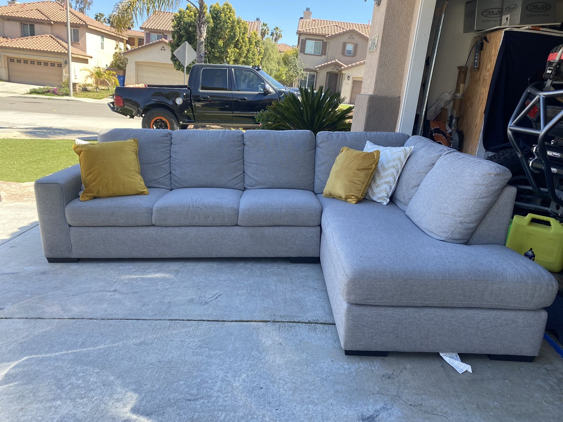 perfect condition gray sectional couch !!