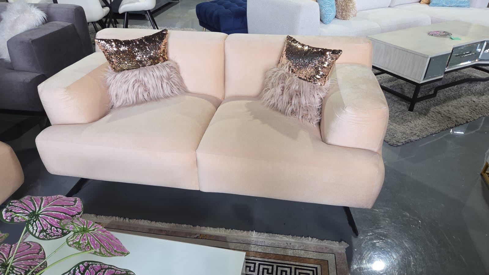 NEW LOVESEAT BEIGE VELVET 70x38